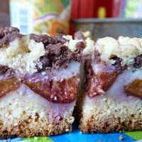 Kruche ciasto ze śliwkami i budyniem