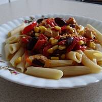 Kolorowy przysmak z piersią kurczaka