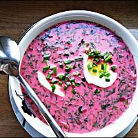 Chłodnik z botwinki z kiszonym ogórkiem