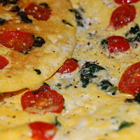 Omlet ze szpinakiem i pomidorami