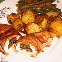 Nadziewana pierś owinięta boczkiem na sosie serowym wg M&Ł