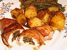 Fot. mariola2000, Nadziewana pierś owinięta boczkiem na sosie serowym wg M&Ł