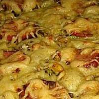 Pizza z kiełbasą i pieczarkami.