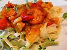 Fot. makusia, Pikantna potrawka na kolorowym fettuccine