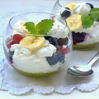 Owocowy deser z bezami i bitą śmetaną