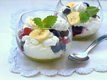 Fot. Barb82, Owocowy deser z bezami i bitą śmetaną