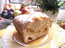 Fot. KOCIO, Ucierane ciasto jogurtowe z owocami