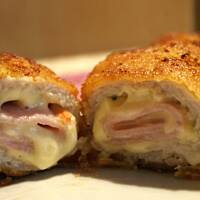 Schabowy z szynką i serem żółtym.