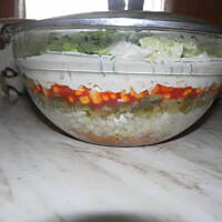 Sałatka warstwowa z gyrosem