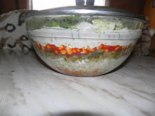 Fot. volupteusement, Sałatka warstwowa z gyrosem