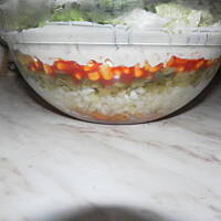 Sałatka warstwowa z gyrosem