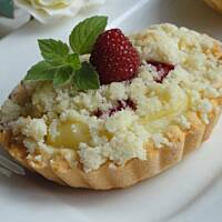 Mini tarty z malinami, budyniem i kruszonką