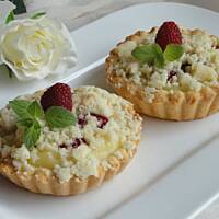 Mini tarty z malinami, budyniem i kruszonką