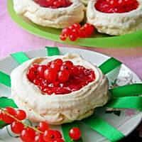 Bezowe gniazdka kokosowe z porzeczkami