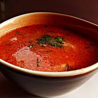 Pomidorówka ze świeżych pomidorów z tartymi kluseczkami