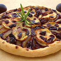 Znakomita pizza ze śliwkami, żurawiną i oscypkiem