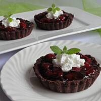 Czekoladowe tartaletki z wiśniami