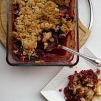 Korzenne crumble ze śliwkami i migdałami