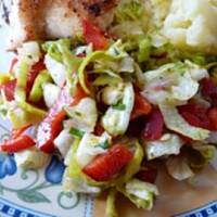 Surówka z sałaty lodowej z papryką