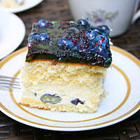 Biszkopt z borówkami i bitą śmietaną