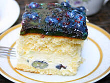 Fot. Monica W&O, Biszkopt z borówkami i bitą śmietaną