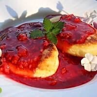 Placuszki serowe z sosem owocowym