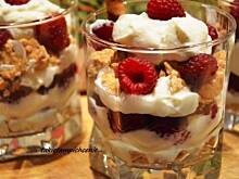 Fot. makusia, Deser z malinami i herbatnikami