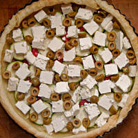 Quiche z serem feta, pomidorami, oliwkami i cukinią