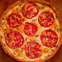 Quiche z serem feta, pomidorami, oliwkami i cukinią