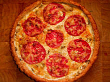 Fot. Gluba666, Quiche z serem feta, pomidorami, oliwkami i cukinią