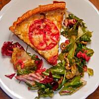 Quiche z serem feta, pomidorami, oliwkami i cukinią