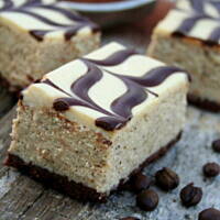 Kawowy sernik na kakaowym spodzie z irish kremem