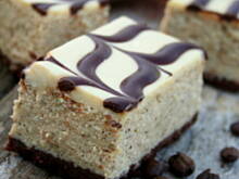 Fot. Domowe Wypieki, Kawowy sernik na kakaowym spodzie z irish kremem