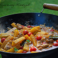 Tajski czerwony kurczak z pomidorkami cherry