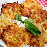 Placki ziemniaczane z kurczakiem i kukurydzą