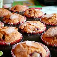 Muffinki ze śliwkami i cynamonową czapką