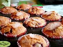 Fot. Monica W&O, Muffinki ze śliwkami i cynamonową czapką