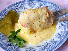 Fot. Mama - Różyczki, Ziemniaki zapiekane z masłem czosnkowym  serem i szynką