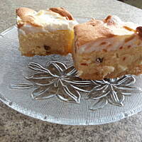 Sernik z bezą cytrynową.