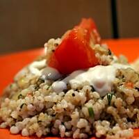 Zapiekana kasza z pomidorami, koperkiem i sosem czosnkowym.