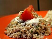 Fot. kasiagie, Zapiekana kasza z pomidorami, koperkiem i sosem czosnkowym.