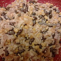 Sałatka z ryżu i wędzonego kurczaka na owocowo