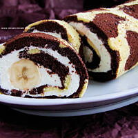 rolada żyrafa... z bitą śmietaną i bananami...