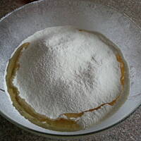 Placek drożdżowy ze śliwkami i kruszonką.