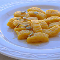 Smakowite kopytka dyniowe z miodem i pestkami dyni