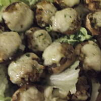 Pieczarki nadziewane porem pod pierzynką z mozarelli