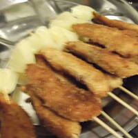 Kurczak na patyczku w kokosowej panierce