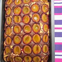 Dwukolorowe ciasto ze śliwkami