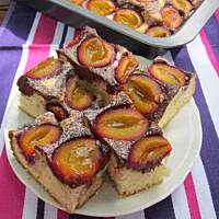 Dwukolorowe ciasto ze śliwkami