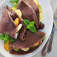 Kakaowe naleśniki z owocami i bitą śmietaną